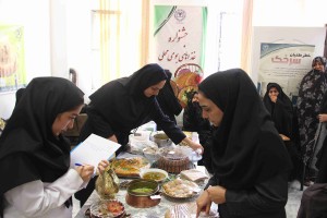 بانوان روستای کهن قوژد به مناسبت هفته ملی جمعیت در جشنواره غذایی، «طعم مهر و سنت» را مهمان سفره‌ها کردند